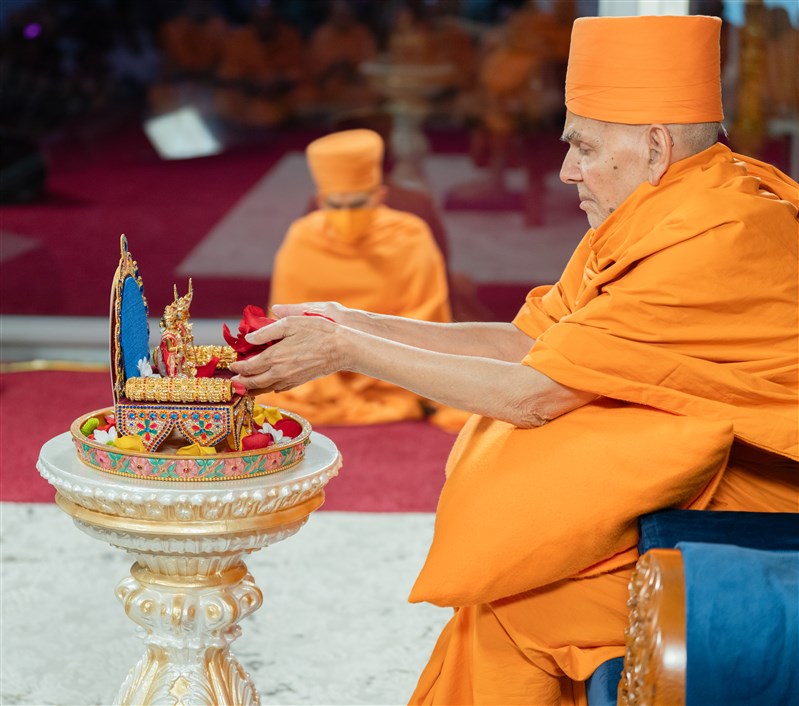 Swamishri offers Swamishri offers mantra-pushpanjali