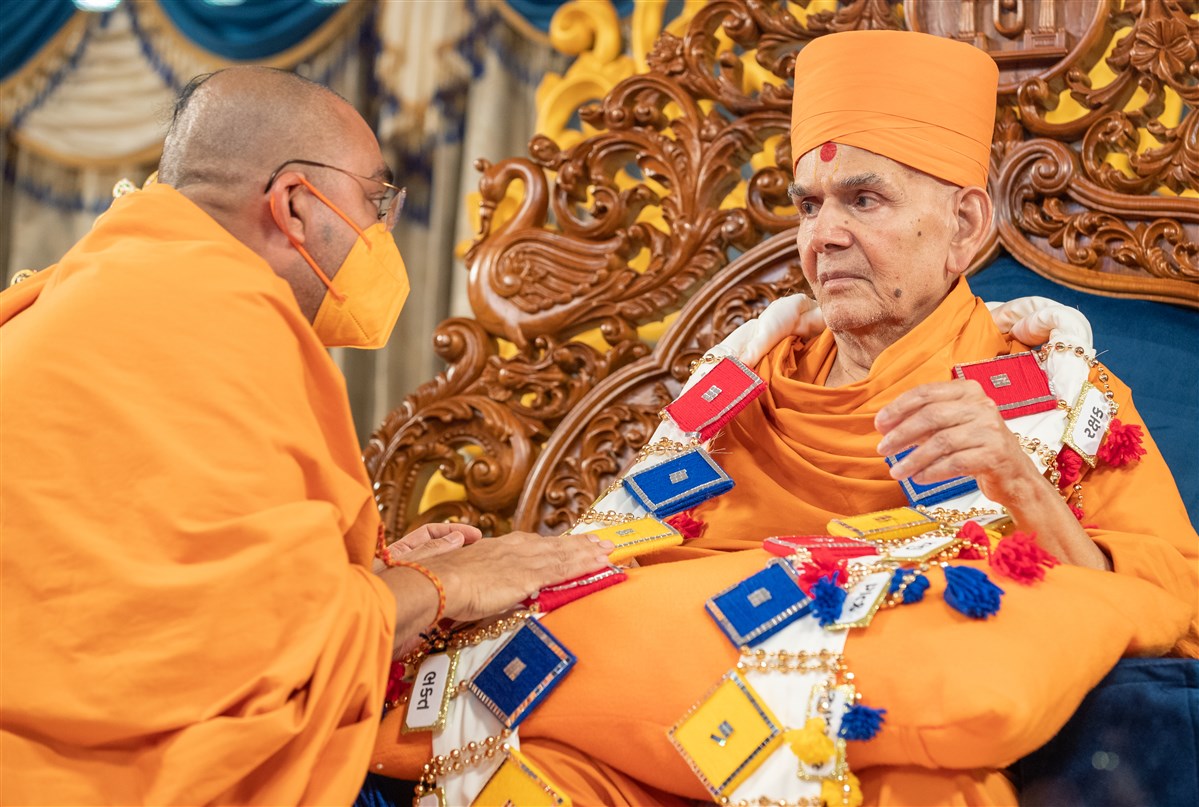 Gunsagardas Swami presents Swamishri with a garland