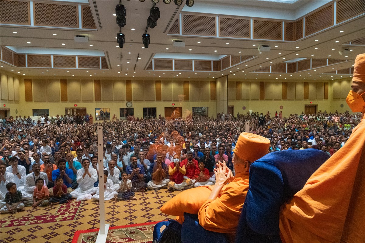 Swamishri greets devotees seated in the overflow area