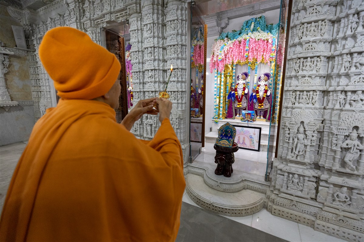 Swamishri performs the morning arti
