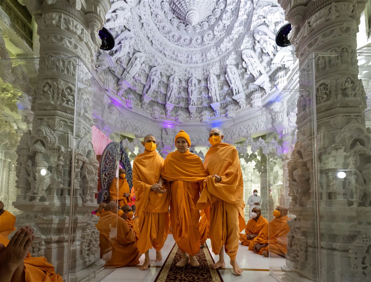 Swamishri stands beneath the intricately designed mandir dome
