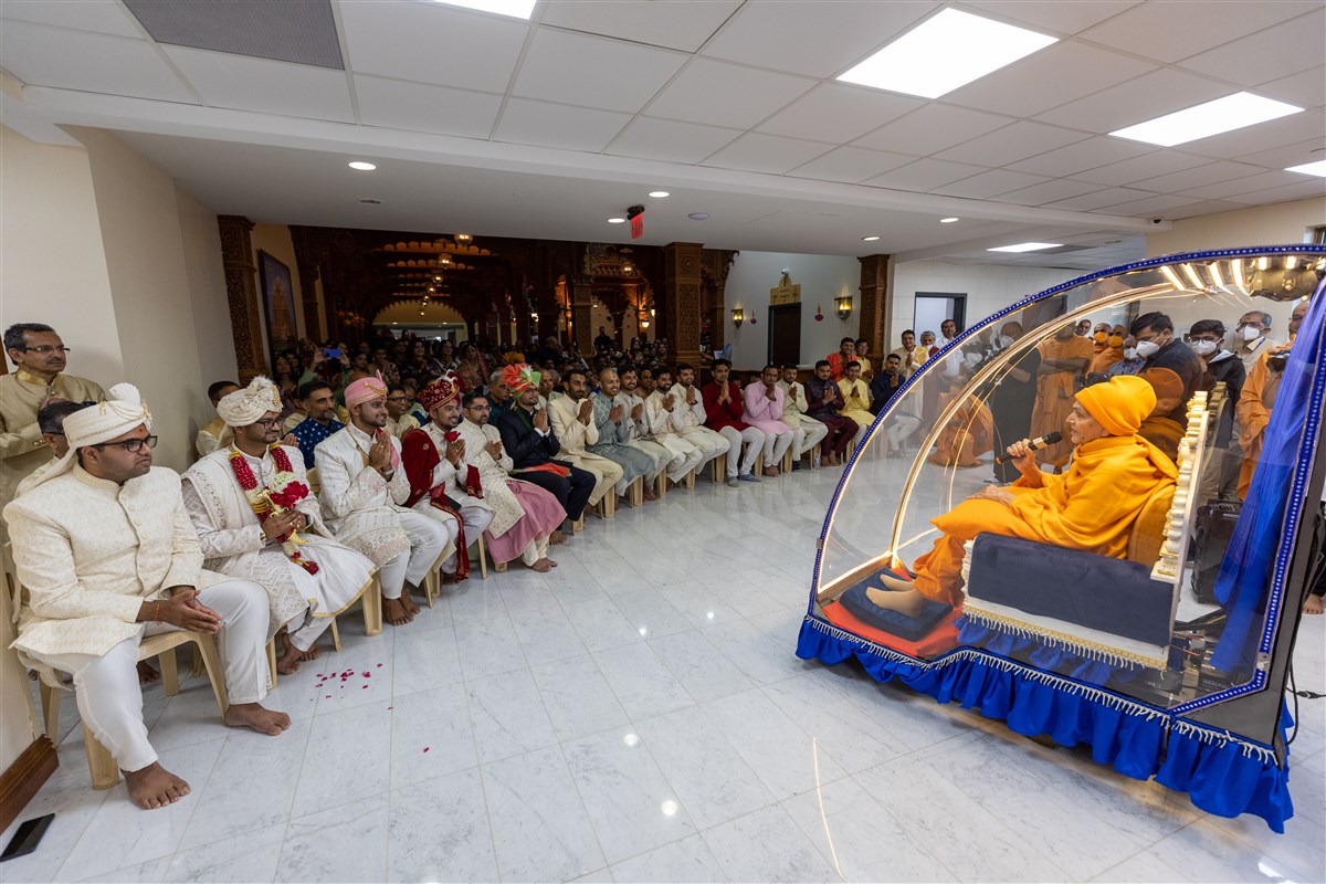 Swamishri bestows blessings upon the grooms