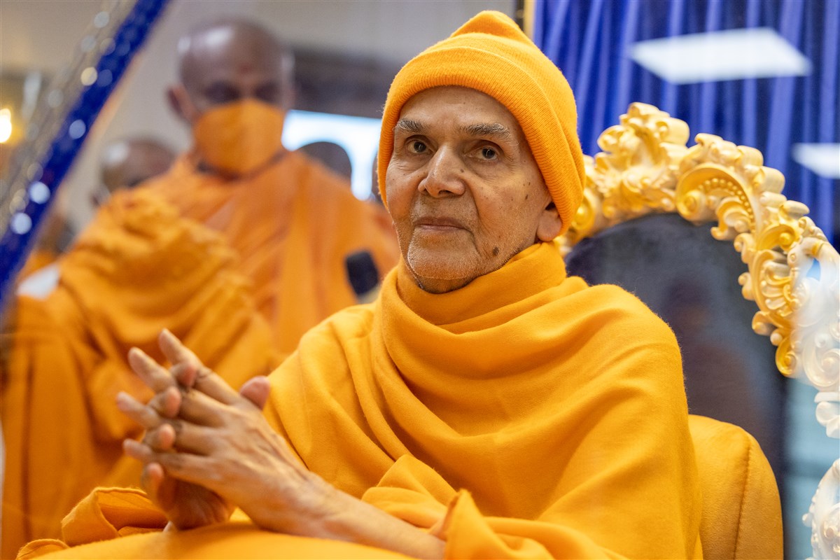 Swamishri casts a warm, affectionate gaze upon the grooms