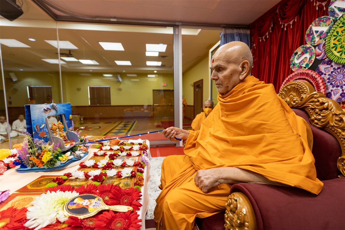 Swamishri swings Shri Harikrishna Maharaj and Shri Gunatitanand Swami Maharaj on a traditional hindolo