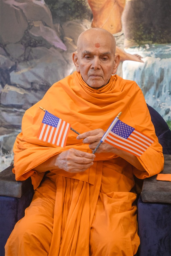 On America's Independence Day, Swamishri waves the national flag of the United States of America