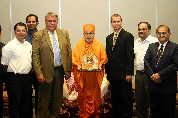 Swamishri arrives at the Ontario Convention Center for the "Sanskruti" program 	