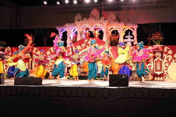Swamishri and saints perform aarti 	