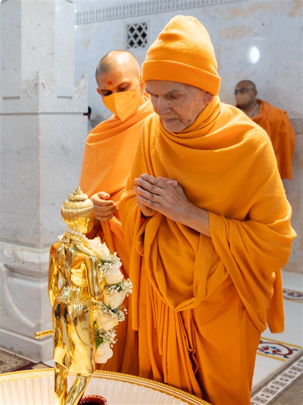 Param Pujya Mahant Swami Maharaj engrossed in the darshan of Shri Nilkanth Varni