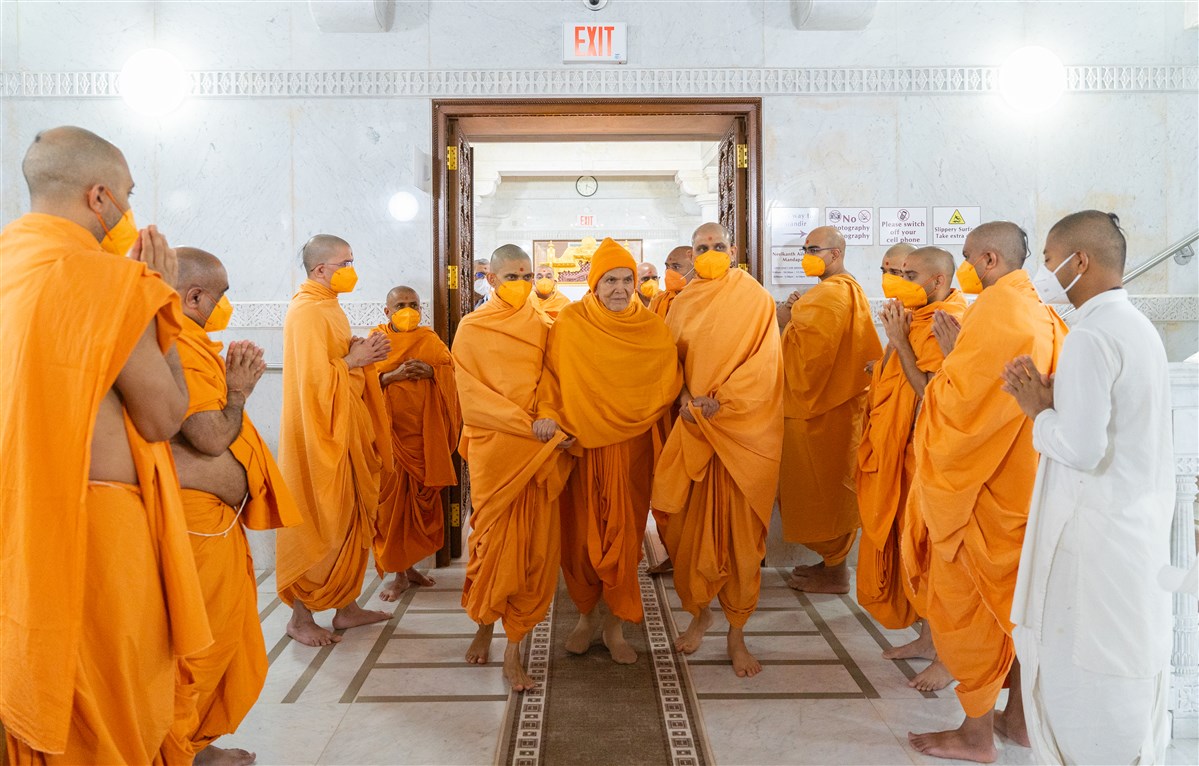 Swamis respectfully greet Swamishri