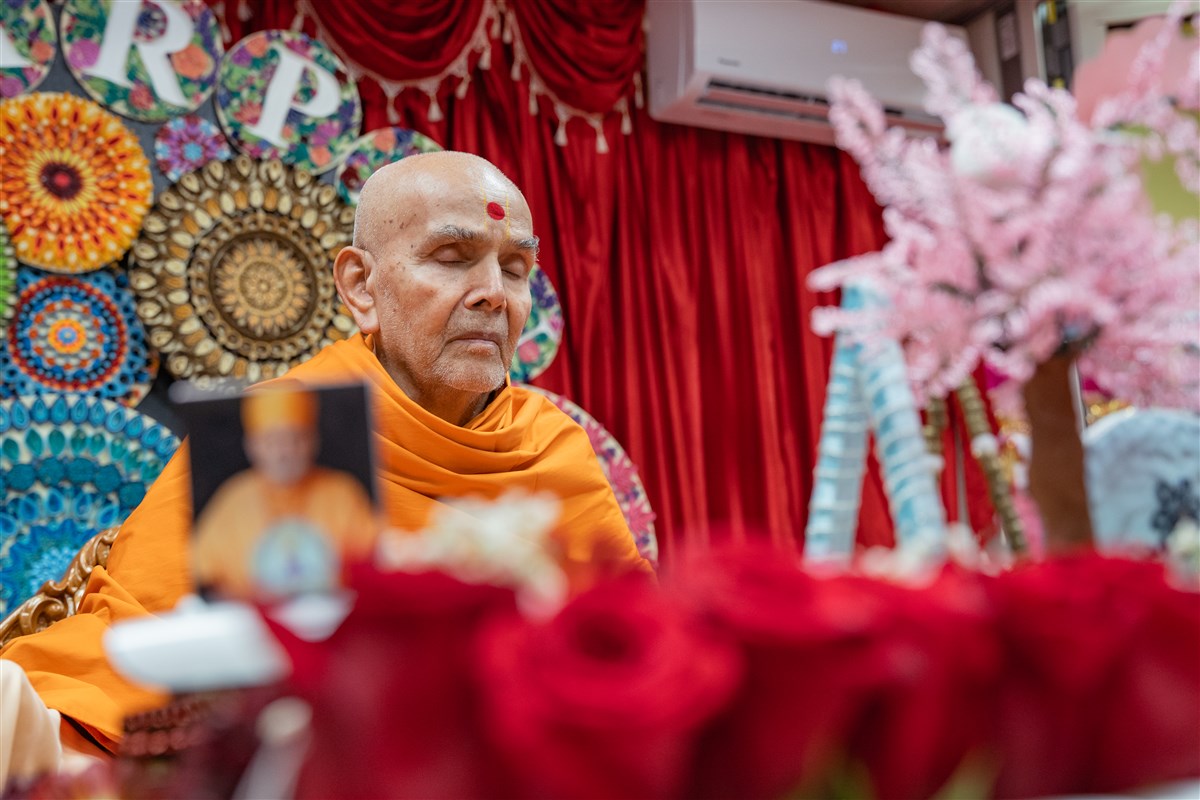 Swamishri deeply engrossed during puja