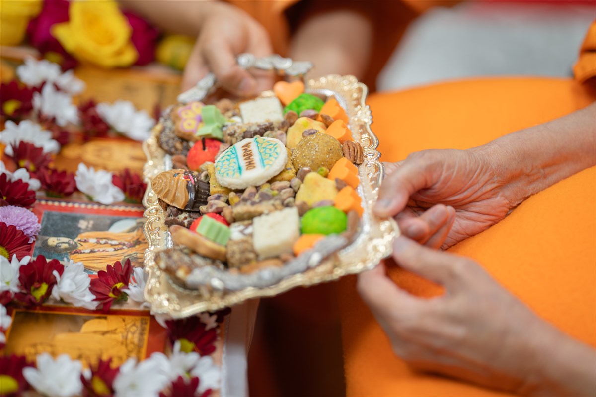Swamishri offers thal to Brahmaswarup Shri Pramukh Swami Maharaj