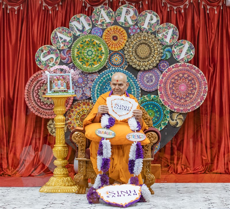 Swamishri adorning a garland