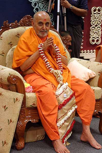 Swamishri is offered a garland in the form of a tie in celebration of "Father's Day" 