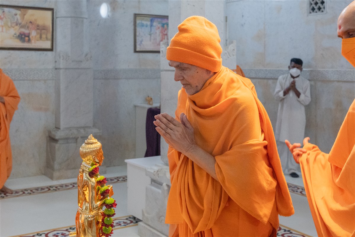 Param Pujya Mahant Swami Maharaj engrossed in the darshan of Shri Nilkanth Varni