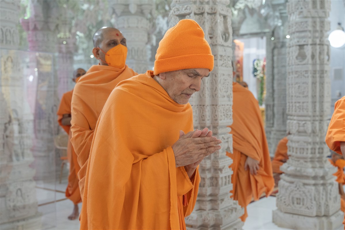 Swamishri doing darshan of Parabrahma Bhagwan Swaminarayan and Aksharbrahma Gunatitanand Swami