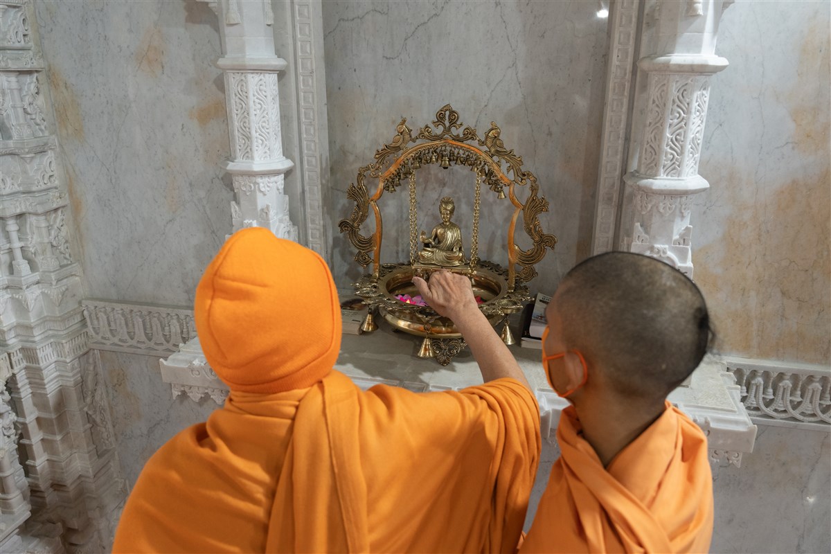 Swamishri swings the murti of Bhagwan Swaminarayan