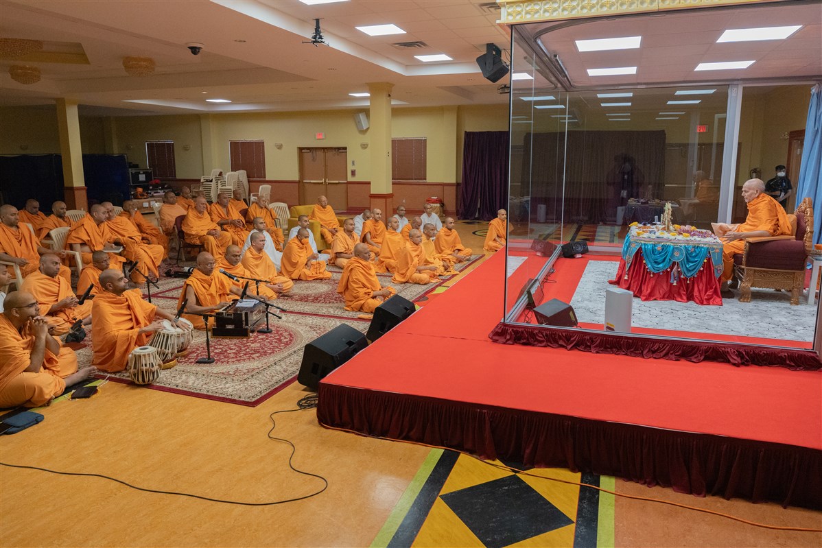 Swamis engaged in the darshan of Swamishri