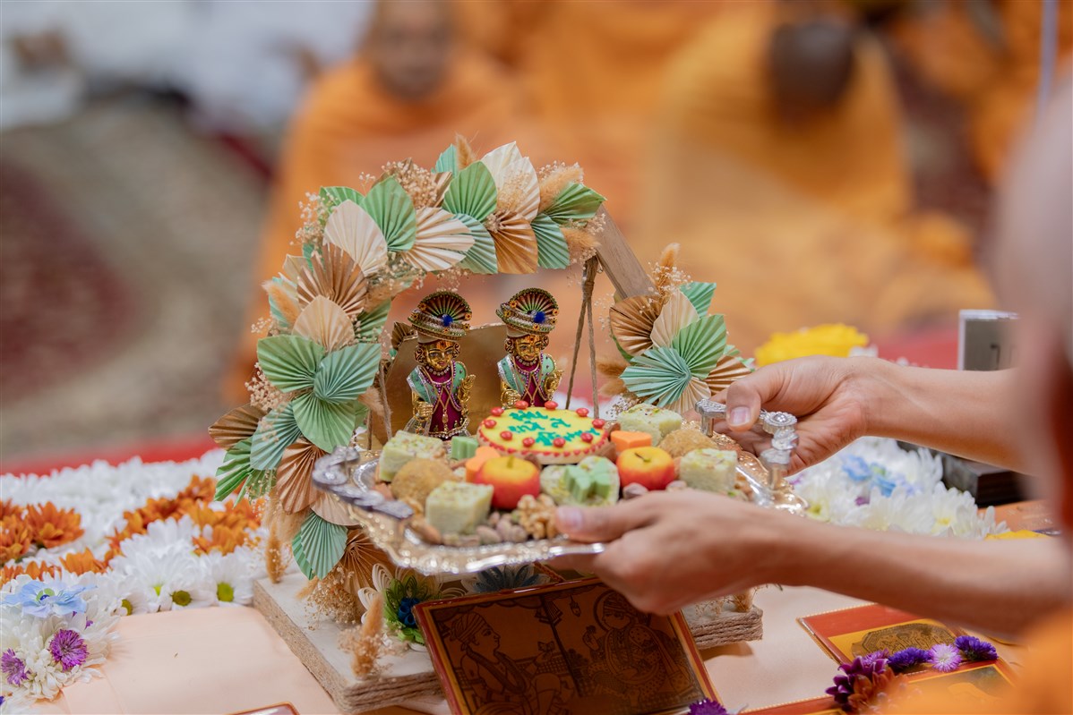 Swamishri offers thal to Shri Harikrishna Maharaj and Shri Gunatitanand Swami Maharaj