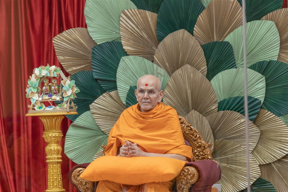 Swamishri greets swamis with folded hands