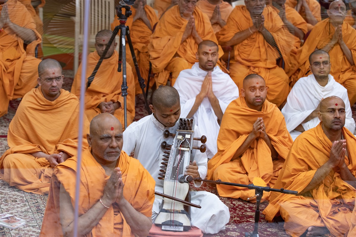 Swamis deeply engaged in the darshan of Swamishri
