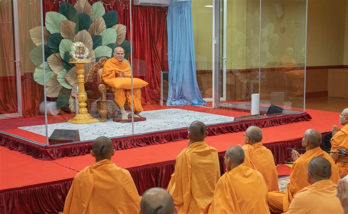 Swamishri greets swamis with folded hands