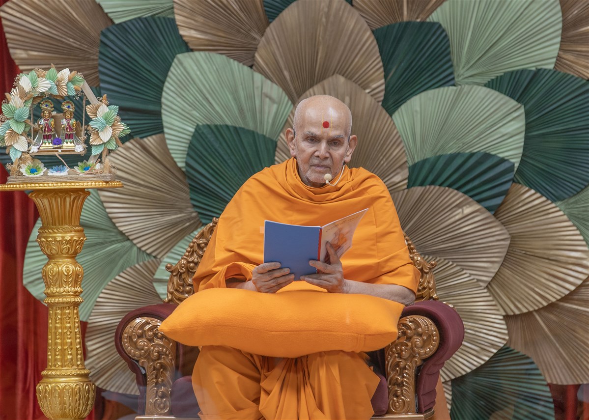 Swamishri blesses the morning assembly