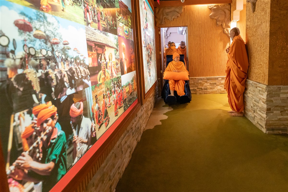 Param Pujya Mahant Swami Maharaj acknowledges and greets Swamis on his way to Thakorji's darshan