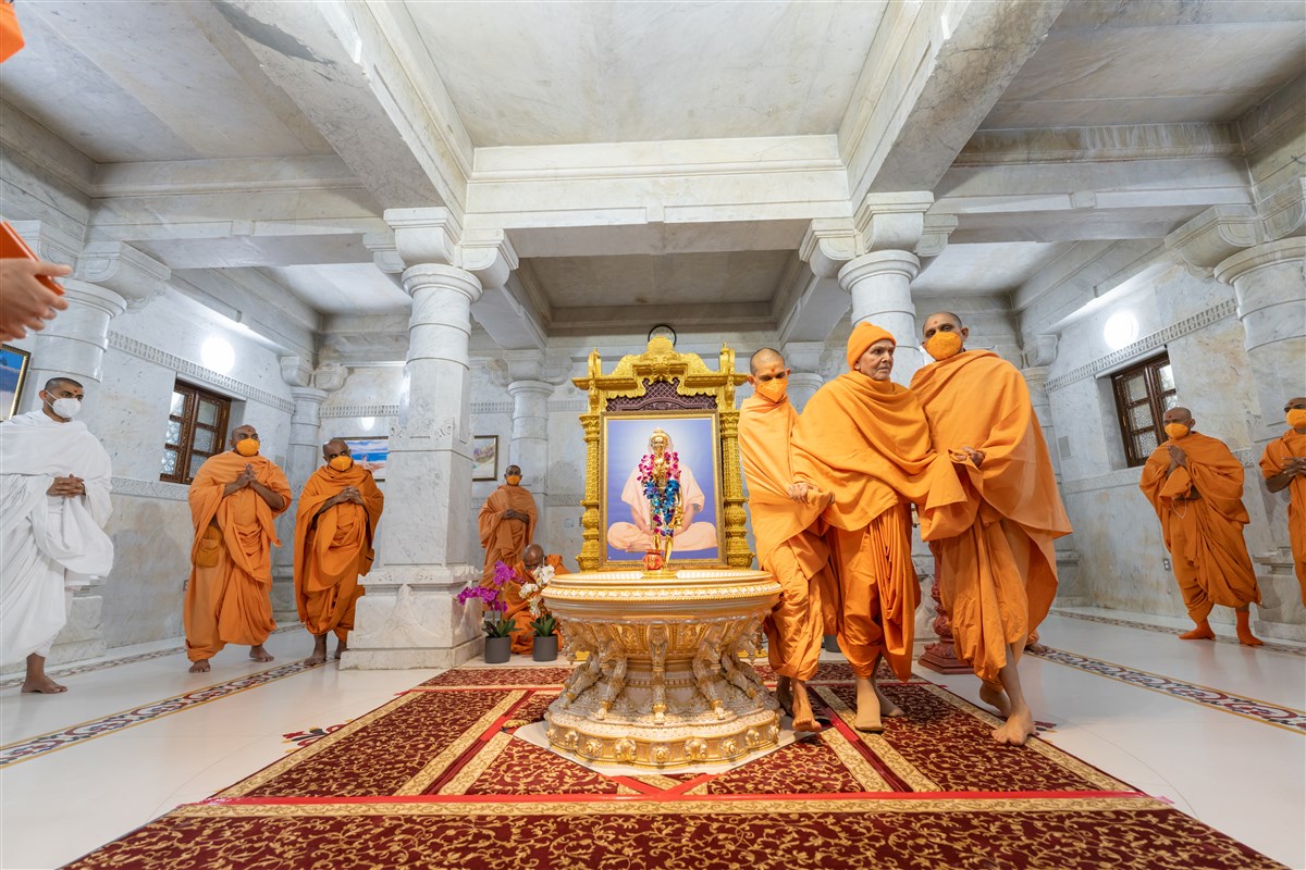 Swamishri performs a pradakshina of Shri Nilkanth Varni