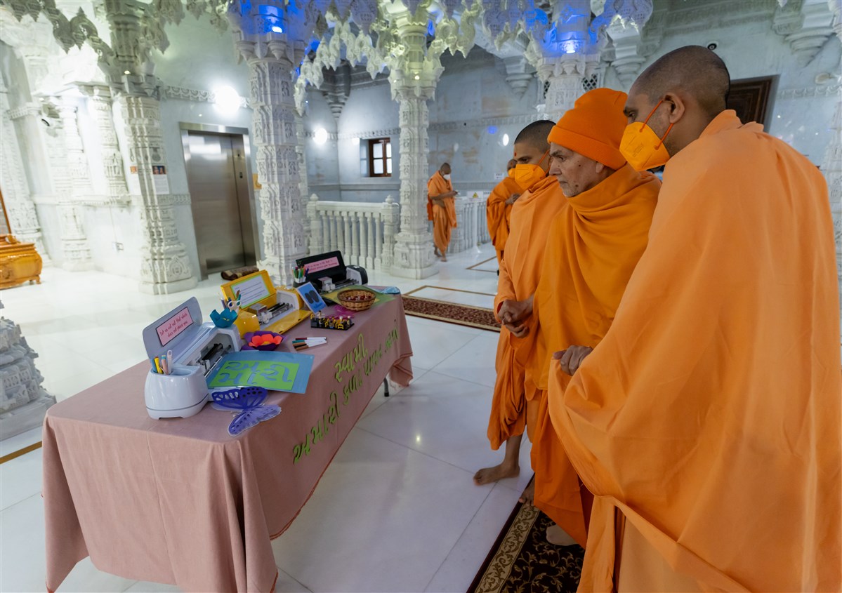 Swamishri observes a presentation