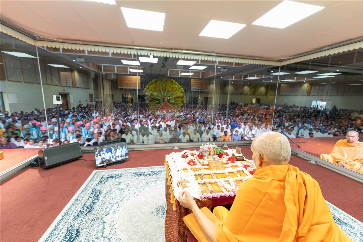 Devotees join Swamishri's puja, deeply absorbed in its sanctity