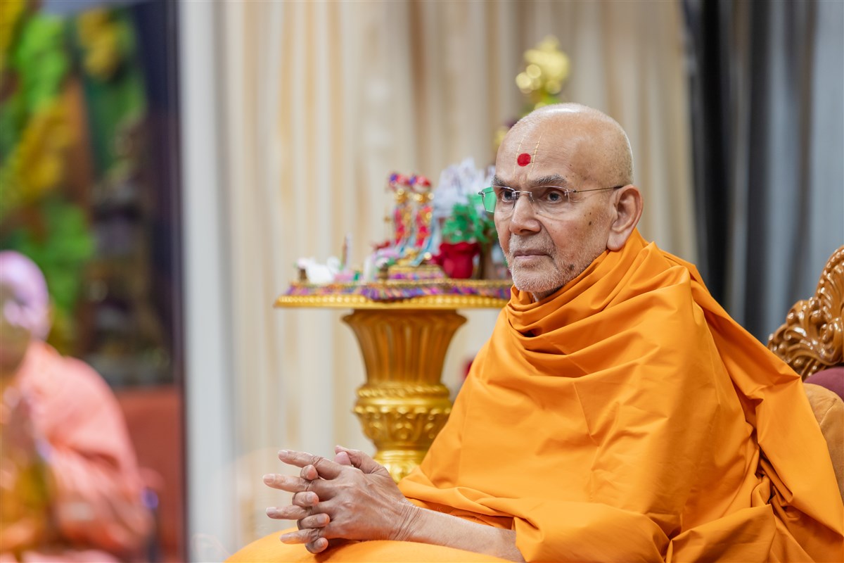 Swamishri connects with devotees