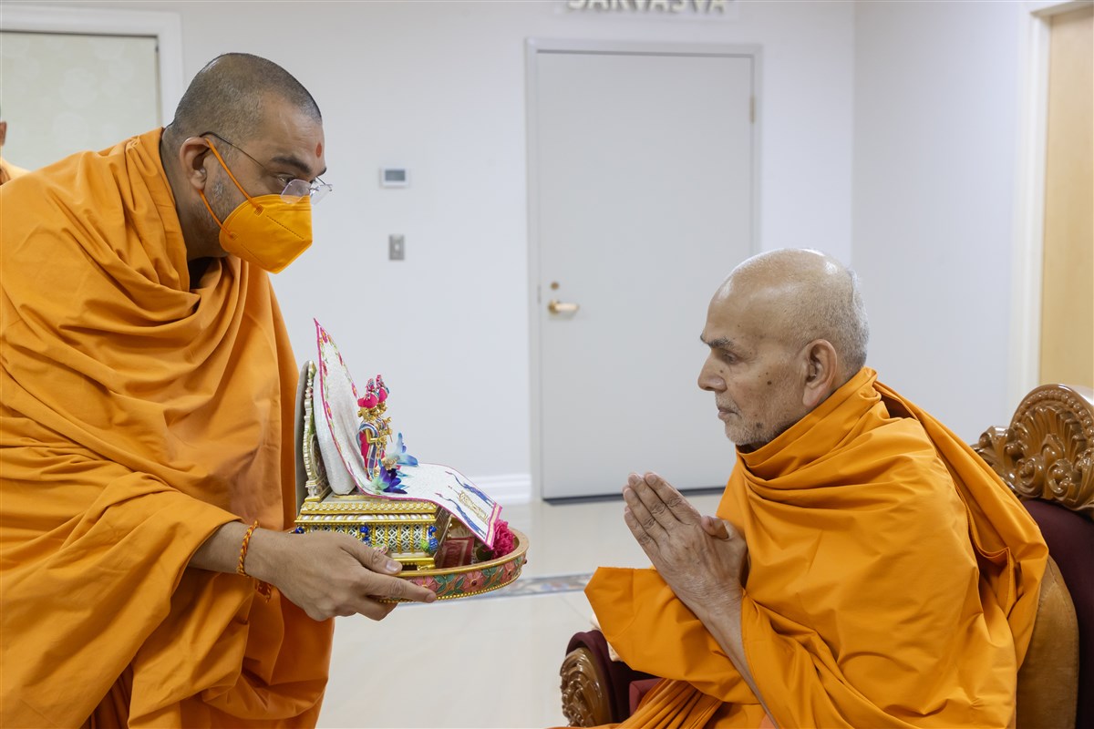 Param Pujya Mahant Swami Maharaj commences his puja with the darshan of Shri Harikrishna Maharaj and Shri Gunatitanand Swami Maharaj