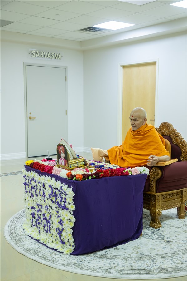 Swamishri deeply engrossed during the puja