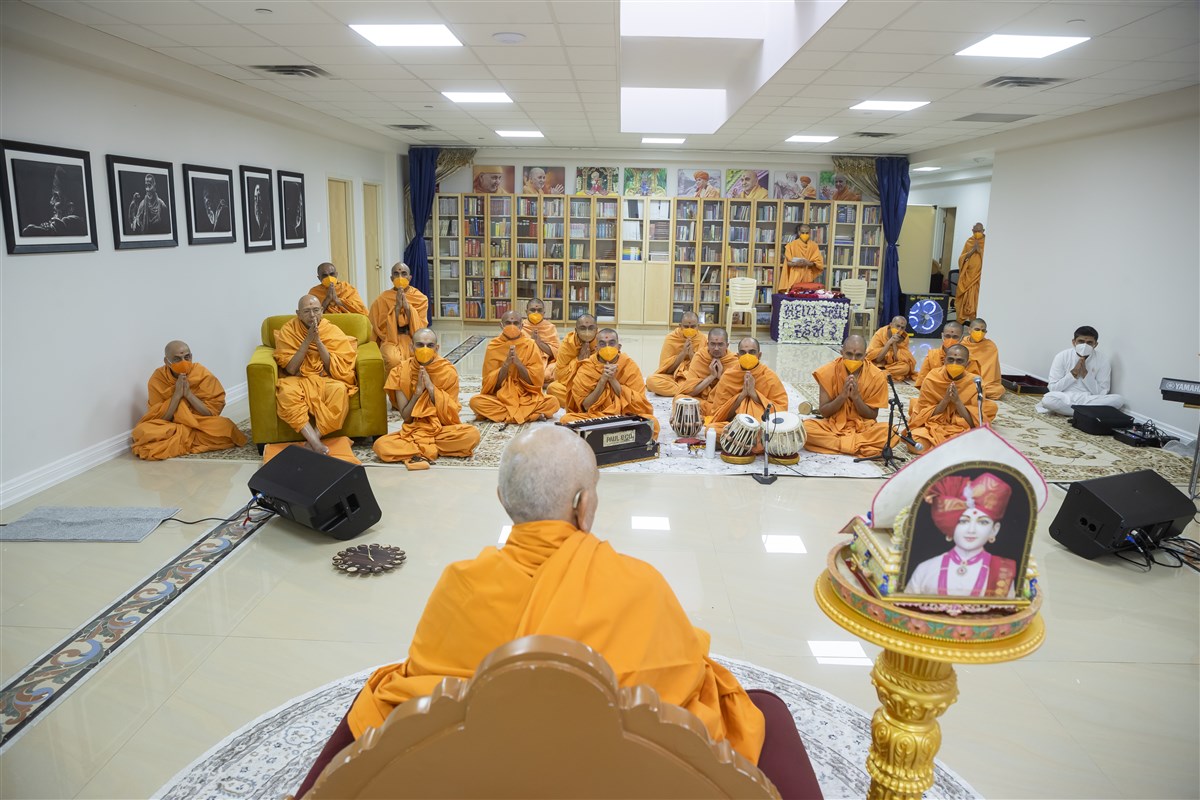 Swamis deeply engaged in the darshan of Swamishri