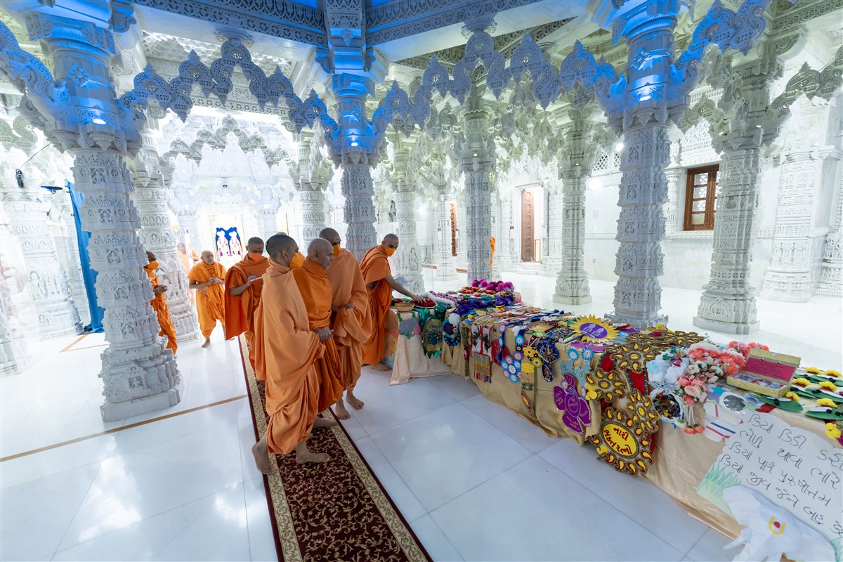 Swamishri observes garlands created by devotees for Swamishri