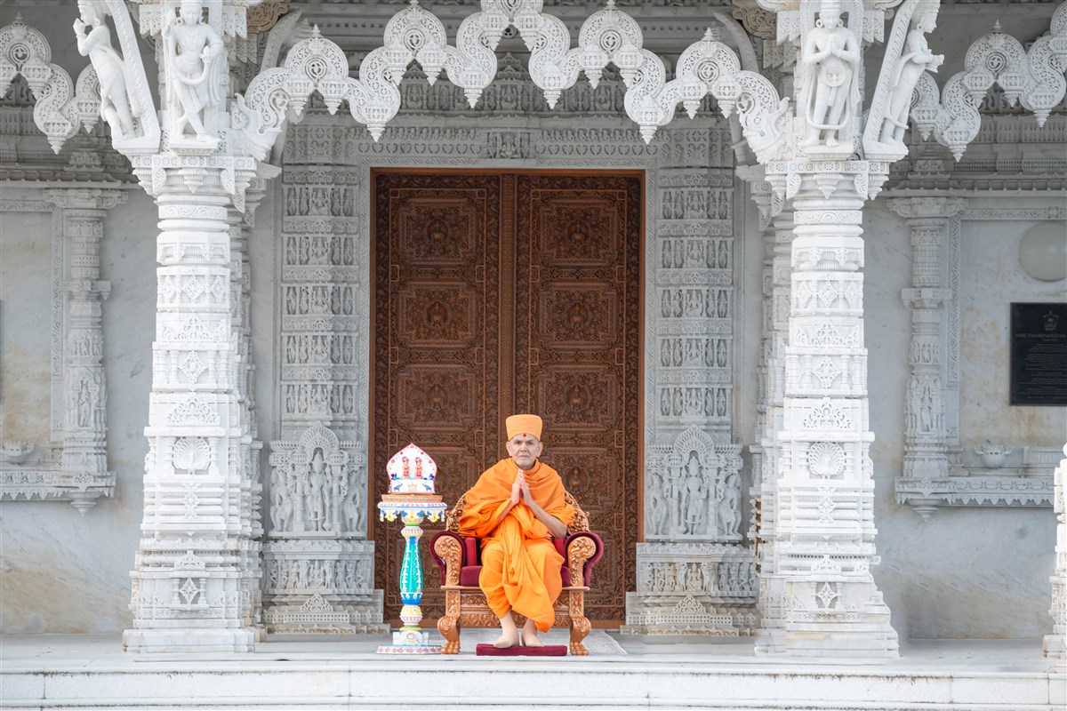 Swamishri with Shri Harikrishna Maharaj and Shri Gunatitanand Swami Maharaj in front of the BAPS Shri Swaminarayan Mandir, Toronto