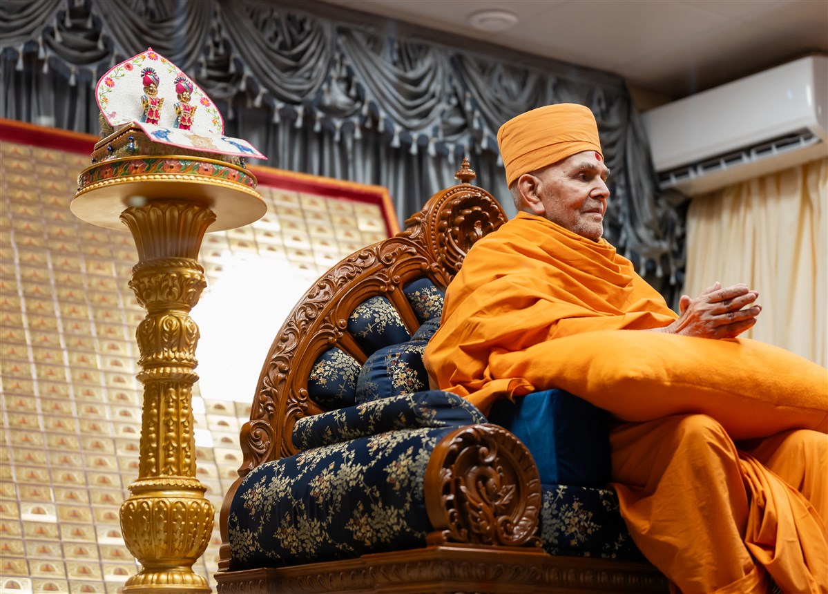Swamishri bids 'Jay Swaminarayan' to all with folded hands