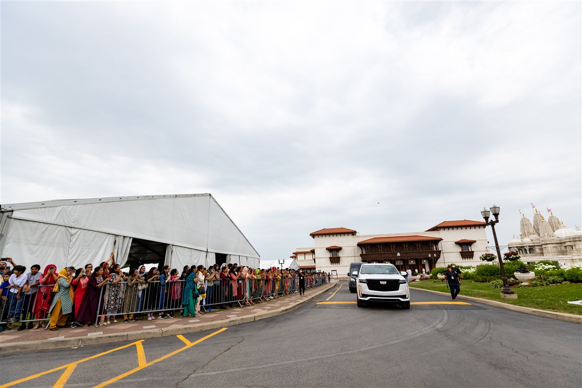 As Swamishri departs from the mandir campus, the devotees eagerly seek to have one last darshan of him