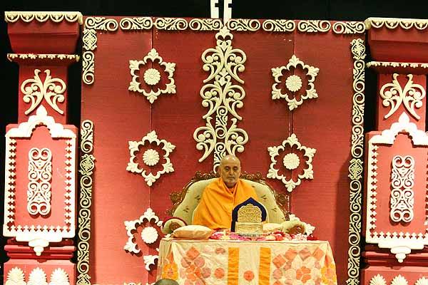 Swamishri meditates during his morning pooja 