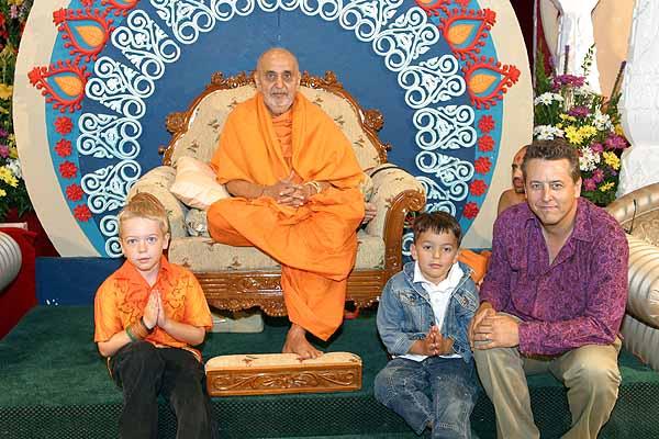Swamishri with Keith Melton and his children 