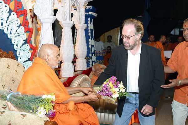Swamishri is greeted by Bryan Rogers 