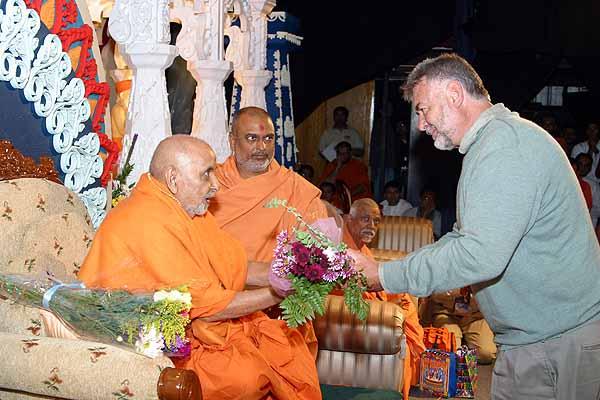 Swamishri is greeted by David Bartholome