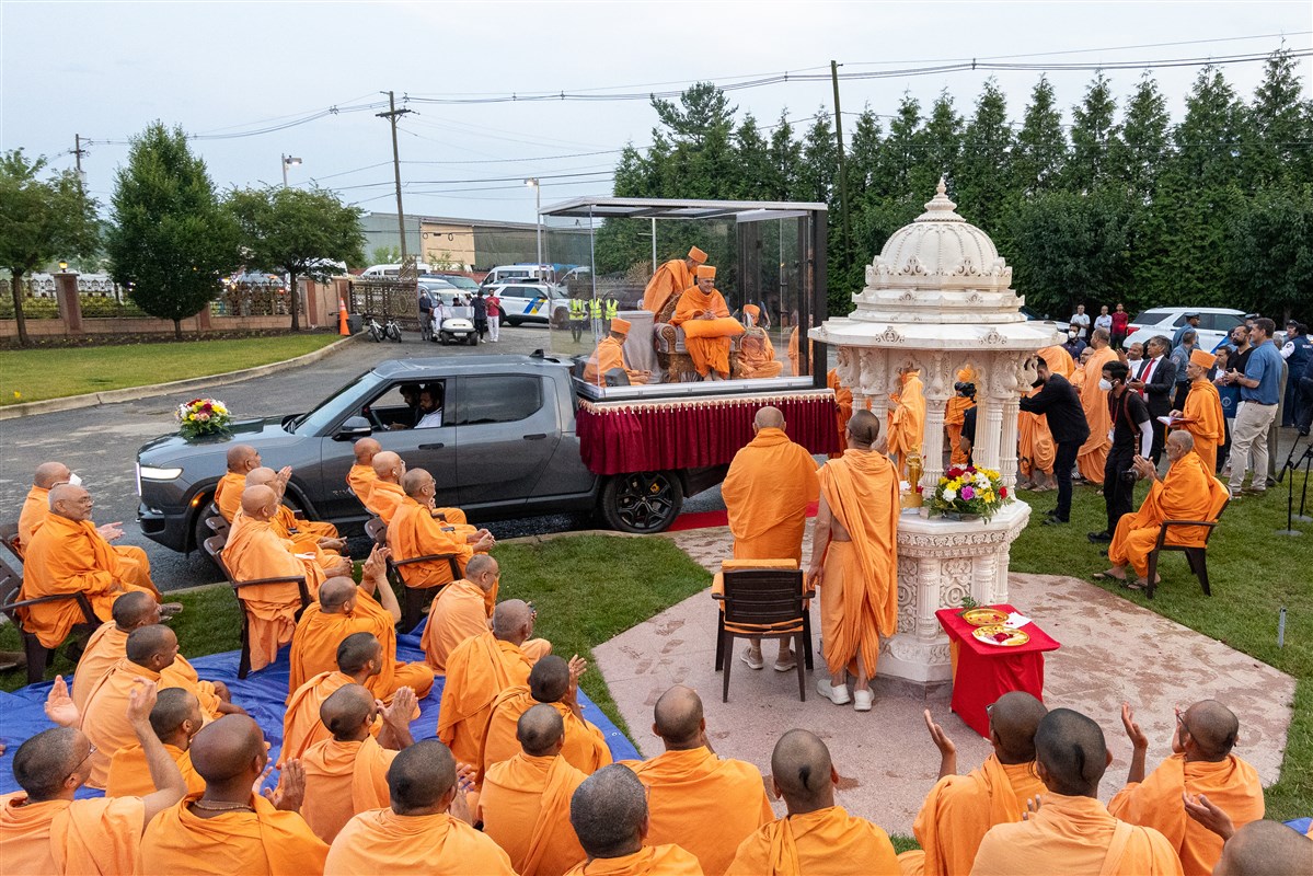 Swamishri arrives at Pramukh Swami Maharaj memorial spot