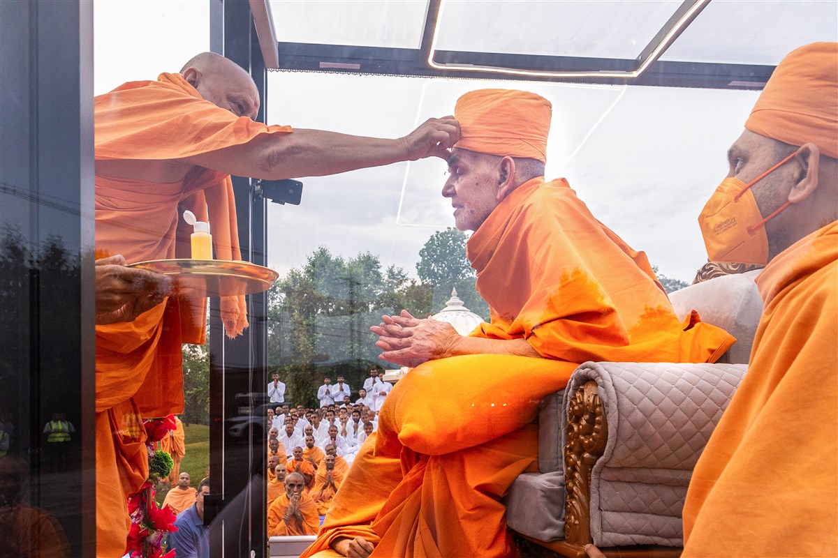 Sadguru Ishwarcharandas Swami traditionally welcomes Swamishri