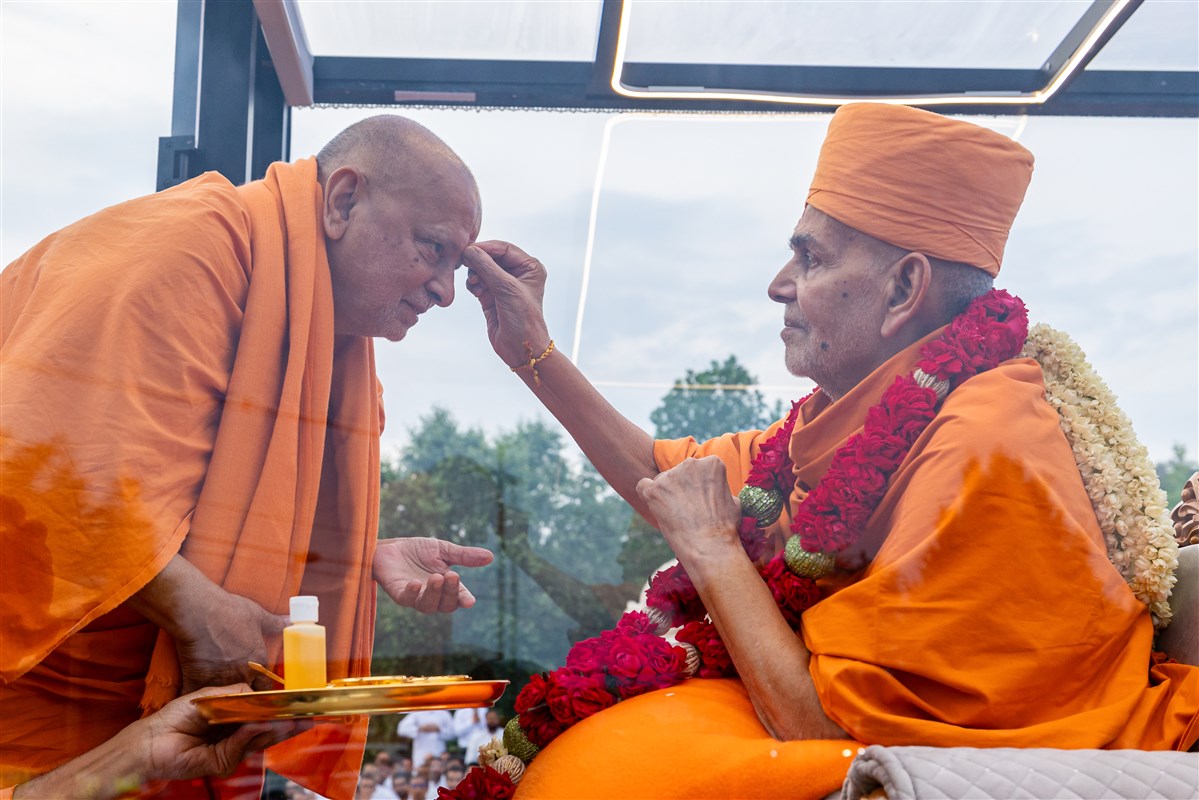 Swamishri applies a chandlo to Sadguru Ishwarcharandas Swami