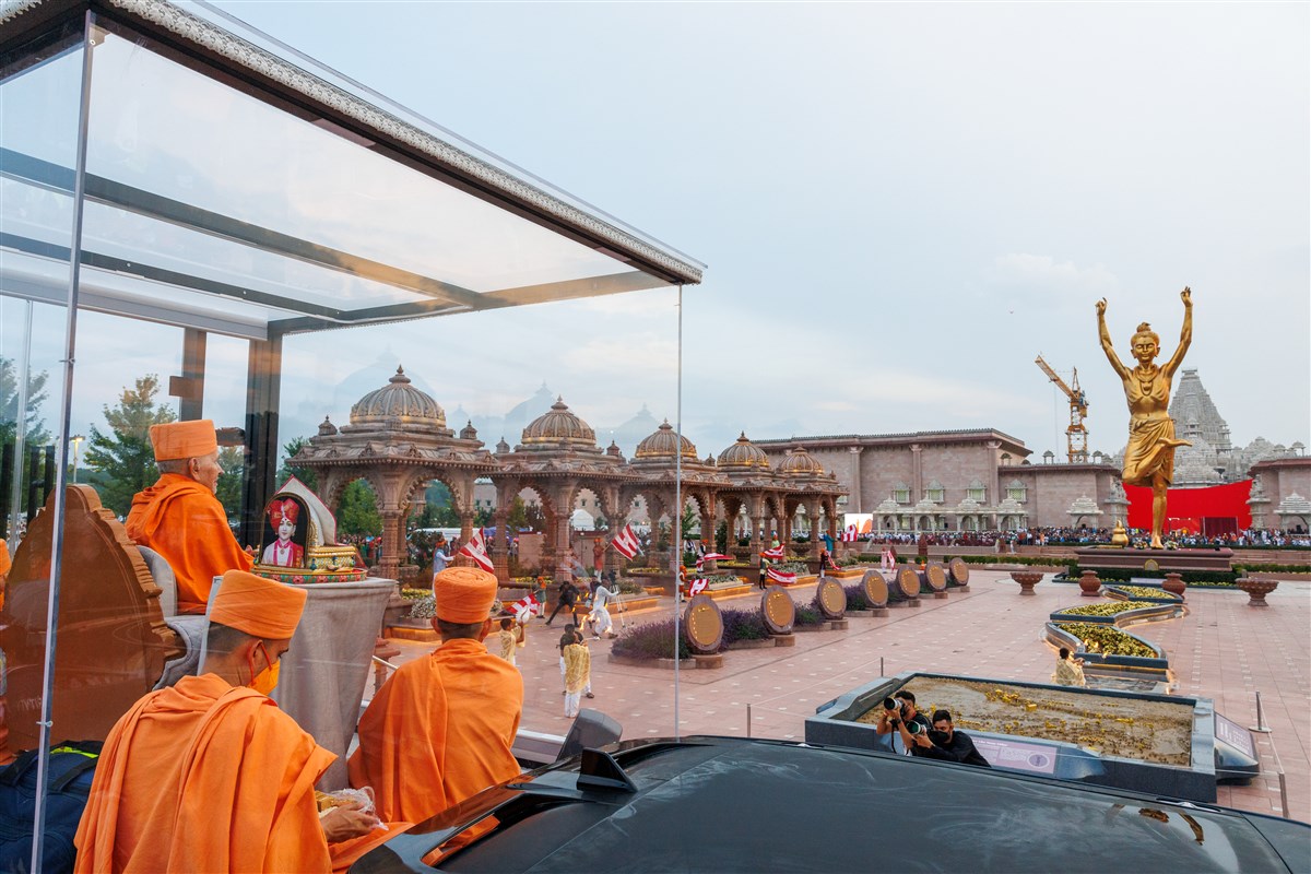 Swamishri immersed in the darshan of the Tapomurti Shri Nilkanth Varni..
