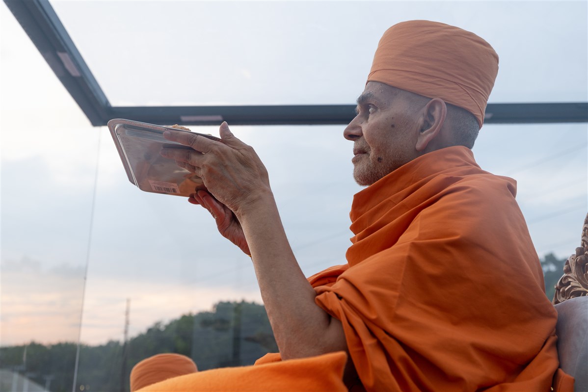 Swamishri offers thal to Tapomurti Shri Nilkanth Varni