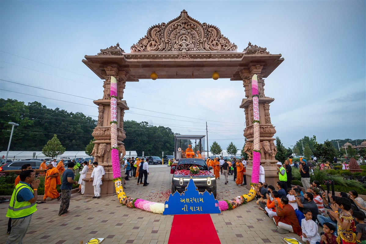 Swamishri is welcomed with an 80-foot decorative garland