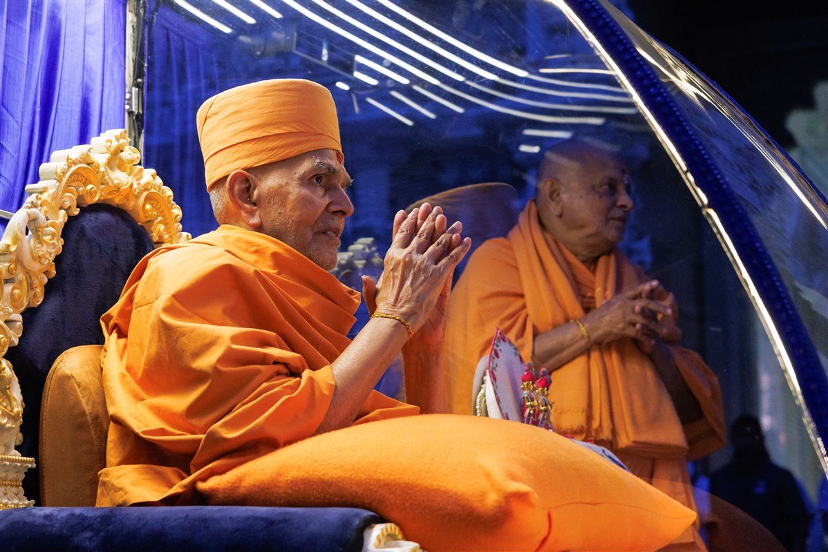 Swamishri's face radiates joy as he gazes upon the majestic Akshardham Mahamandir