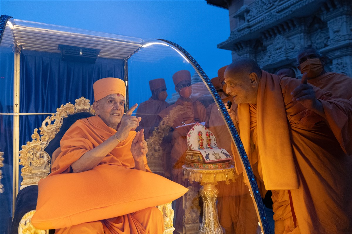Swamishri expresses his joy after viewing the Akshardham Mahamandir